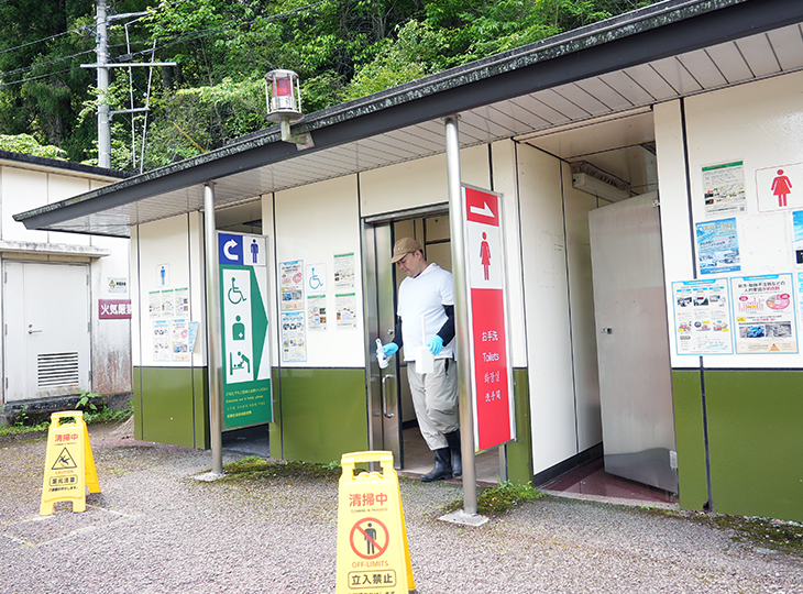 道の駅大杉のトイレ清掃ボランティアの様子